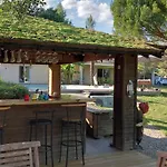 Couette-café Cocon De Verdure Avec Piscine&lit King Size 2mx2m Proche Agen Nérac Villeneuve