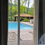 Cocon De Verdure Avec Piscine Lit King-size 2m Bed & Breakfast 4*
