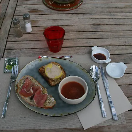 Cocon De Verdure Avec Piscine Lit King-size 2m Lusignan-Petit