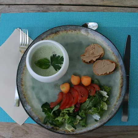 Cocon De Verdure Avec Piscine Lit King-size 2m Bed and Breakfast