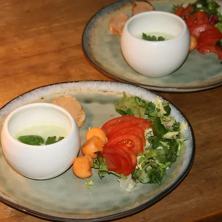 Cocon De Verdure Avec Piscine Lit King-size 2m Bed and Breakfast 4*