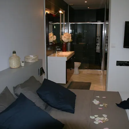 Cocon De Verdure Avec Piscine Lit King-size 2m 4*