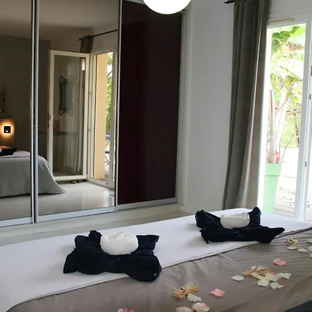 Cocon De Verdure Avec Piscine Lit King-size 2m Lusignan-Petit