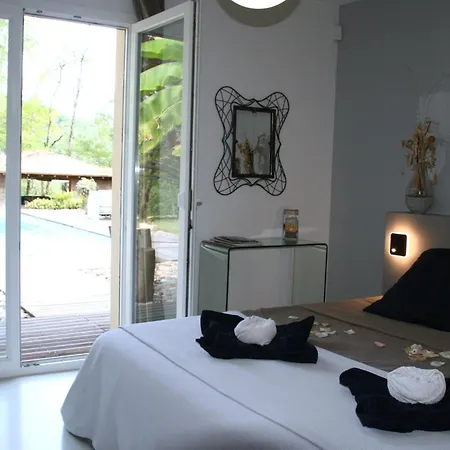 Cocon De Verdure Avec Piscine Lit King-size 2m Bed & Breakfast Lusignan-Petit