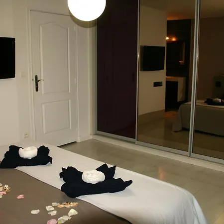 Cocon De Verdure Avec Piscine Lit King-size 2m 4*