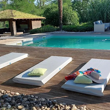 Cocon De Verdure Avec Piscine Lit King-size 2m Bed and Breakfast Lusignan-Petit