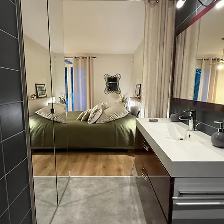 Cocon De Verdure Avec Piscine Lit King-size 2m Bed & Breakfast