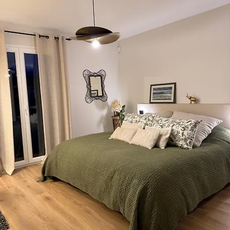 Cocon De Verdure Avec Piscine Lit King-size 2m 4*