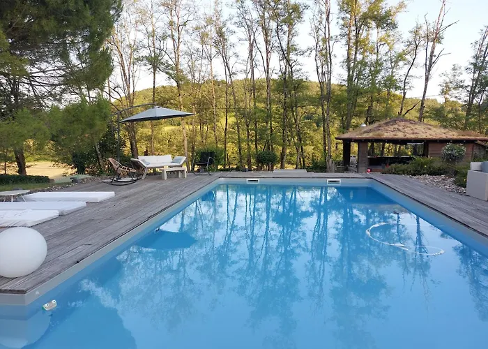 Cocon De Verdure Avec Piscine Lit King-size 2m Lusignan-Petit