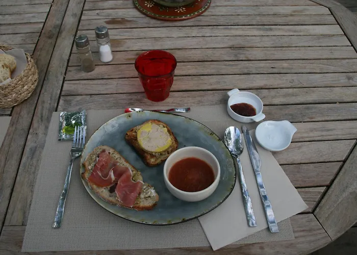 Cocon De Verdure Avec Piscine Lit King-size 2m Lusignan-Petit