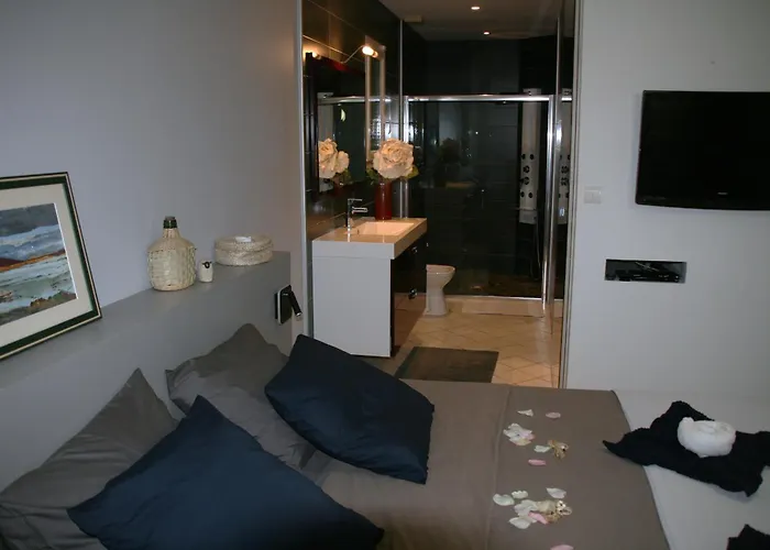 Cocon De Verdure Avec Piscine Lit King-size 2m 4*