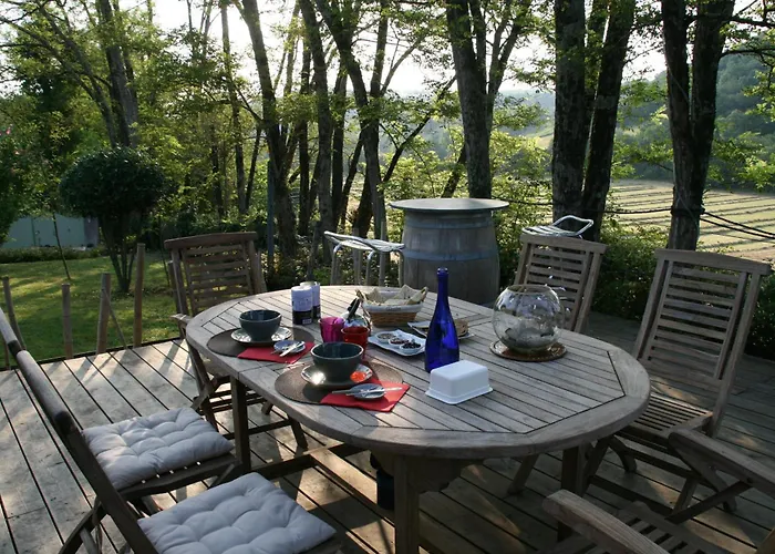 Cocon De Verdure Avec Piscine Lit King-size 2m 住宿加早餐酒店