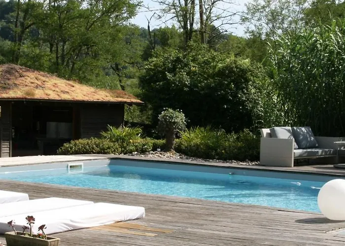 Cocon De Verdure Avec Piscine Lit King-size 2m 住宿加早餐酒店 4*