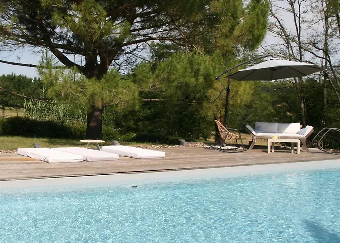 Cocon De Verdure Avec Piscine Lit King-size 2m Lusignan-Petit