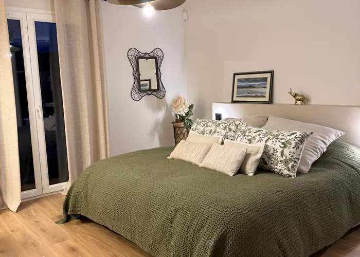 Cocon De Verdure Avec Piscine Lit King-size 2m