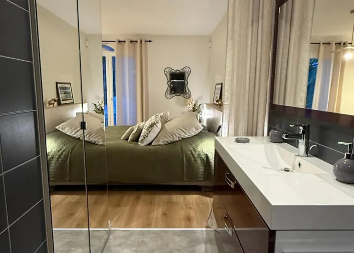 Cocon De Verdure Avec Piscine Lit King-size 2m 住宿加早餐酒店