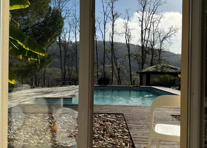 Cocon De Verdure Avec Piscine Lit King-size 2m 住宿加早餐酒店