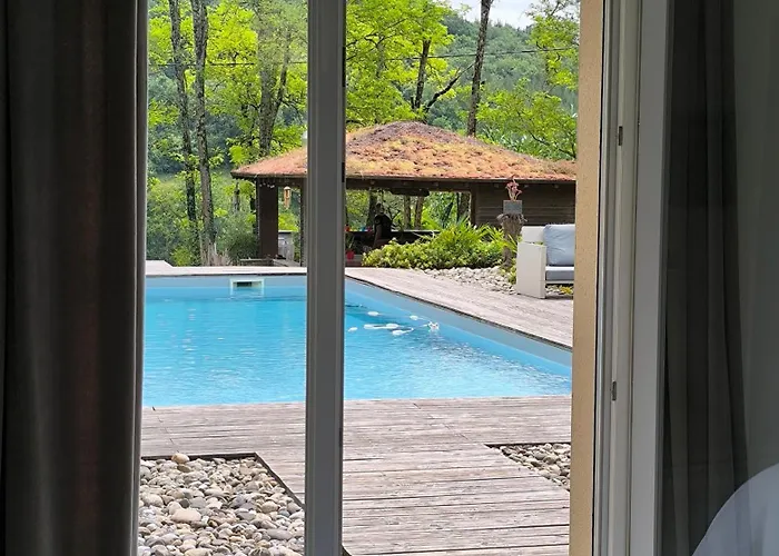 Cocon De Verdure Avec Piscine Lit King-size 2m 住宿加早餐酒店 4*