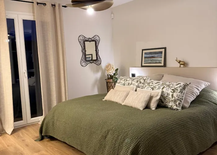 Cocon De Verdure Avec Piscine Lit King-size 2m 4*